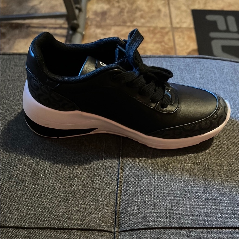 GBG Los Angeles Black and White Casual Sneakers - Picture 3 of 4